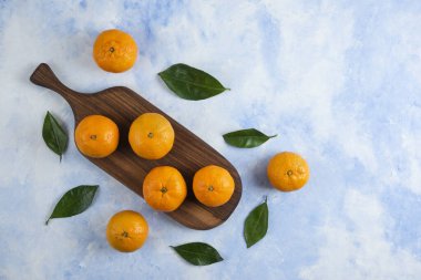 Üst Manzara. Yapraklı mandalina yığını