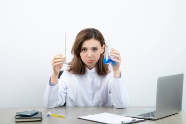 Laboratuvardaki genç kadın bilim adamı.