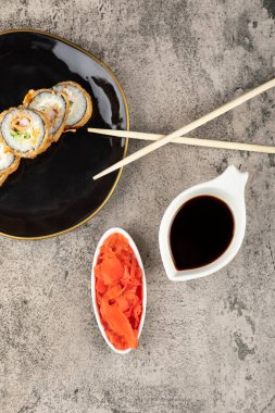 Siyah suşi rulosu, turşulu zencefil ve soya sosu. Yüksek kalite fotoğraf