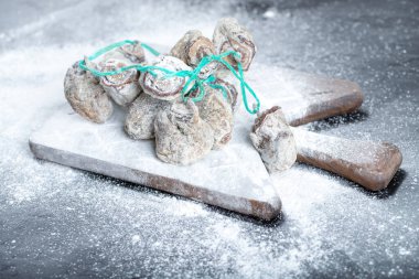 Tahtada toz beyaz şeker içinde kurutulmuş hurma. Yüksek kalite fotoğraf