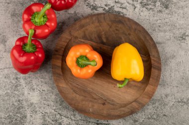 Taş yüzeyinde ahşap renkli dolma biber tabağı. Yüksek kalite fotoğraf