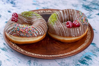 Kirazlı ve renkli şekerli lezzetli çikolatalı çörekler. Yüksek kalite fotoğraf