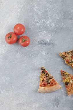 Beyaz arka planda taze kırmızı domatesli pizza dilimleri. Yüksek kalite fotoğraf