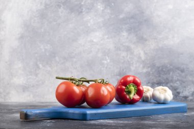 Mavi domates tahtası, mermer üzerinde sarımsak ve biber. Yüksek kalite fotoğraf