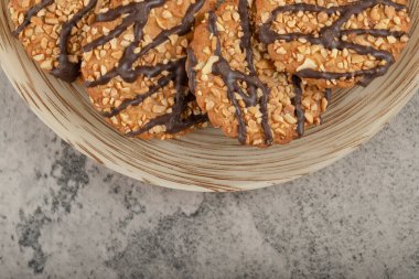 Taş masada seramik tabakta jöleli yulaf ezmeli bisküvi. Yüksek kalite fotoğraf