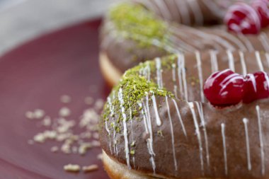 Kirazlı ve renkli şekerli lezzetli çikolatalı çörekler. Yüksek kalite fotoğraf