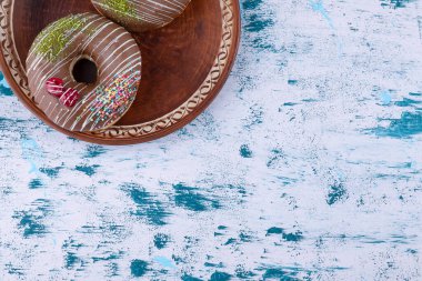 Beyaz yüzeye serpiştirilmiş lezzetli çikolatalı çörekler. Yüksek kalite fotoğraf