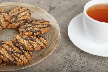 Bir tabak jöleli kurabiye ve bir fincan çay. Yüksek kalite fotoğraf