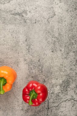 Taş yüzeyine yerleştirilmiş tatlı renkli dolmalık biberler. Yüksek kalite fotoğraf