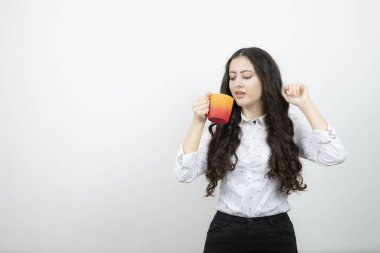 Elinde çay tutan esmer bir kadının portresi. Yüksek kalite fotoğraf