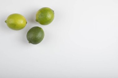 Beyaz arka planda izole edilmiş taze limon meyvesi. Yüksek kalite fotoğraf