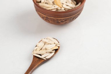 Beyaz arka planda bir kase organik ayçiçeği tohumu. Yüksek kalite fotoğraf