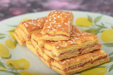 Renkli bir masaya susam tohumlu krakerler. Yüksek kalite fotoğraf