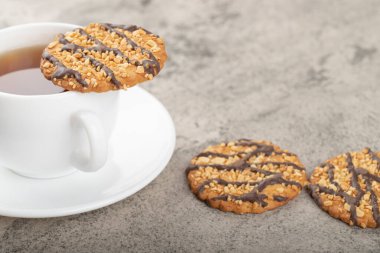 Lezzetli jöleli yulaf ezmeli bisküviler ve bir fincan çay. Yüksek kalite fotoğraf