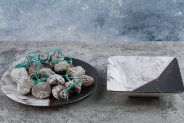 Taş bir masaya yerleştirilmiş lezzetli kurutulmuş hurma meyveleri. Yüksek kalite fotoğraf