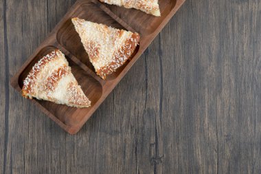 Ahşap zemin üzerinde lezzetli pasta parçaları olan ahşap bir tahta. Yüksek kalite fotoğraf