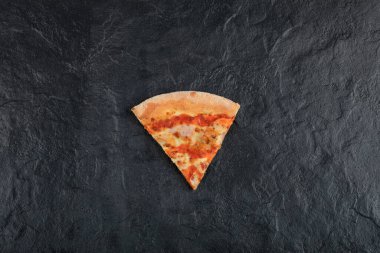 Siyah yüzeyde baharatlı bufalo tavuklu pizza. Yüksek kalite fotoğraf