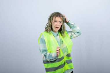 Üniformalı kadın mimarın portresi beyaz duvarın üzerinde şok etkisi yaratıyor. Yüksek kalite fotoğraf