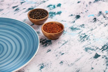 Biber taneleri, toz ve mavi tabakla taş masaya konur. Yüksek kalite fotoğraf