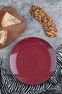 Lezzetli kek ve yulaf ezmeli kurabiyelerle ahşap bir kesim tahtası. Yüksek kalite fotoğraf