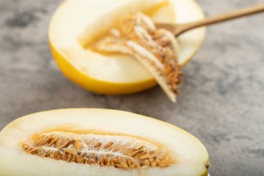 Taş zeminde tohumları olan lezzetli dilimlenmiş tatlı kavun. Yüksek kalite fotoğraf