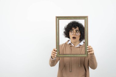 Beyaz arka planda resim çerçeveli genç bir kadının portresi 