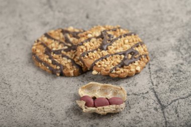 Taş yüzeyde organik fıstık çekirdekleri toplayan kadın eller. Yüksek kalite fotoğraf