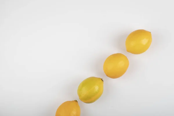 Свежие Желтые Лимоны Изолированы Белом Фоне Высокое Качество Фото — стоковое фото