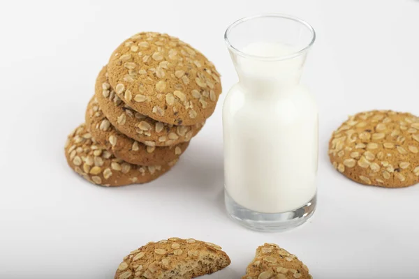 Biscoitos Multigrãos Com Leite Fresco Colocado Toalha Mesa Azul Foto — Fotografia de Stock