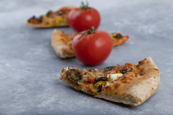 Pezzi Deliziosa Pizza Con Pomodori Rossi Freschi Posti Uno Sfondo — Foto Stock