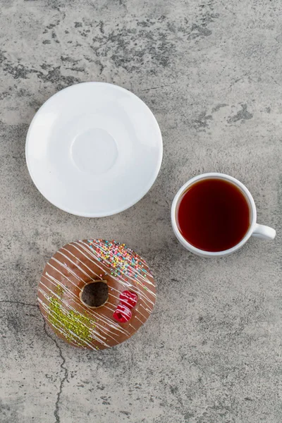 Schokoladen Donut Mit Beeren Und Streusel Und Einer Tasse Heißem — Stockfoto