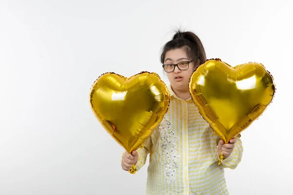 Retrato Menina Com Uma Síndrome Segurando Balões Forma Corações Foto — Fotografia de Stock