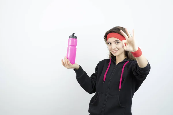 Mulher Desportiva Bonita Segurando Garrafa Com Água Parede Branca — Fotografia de Stock