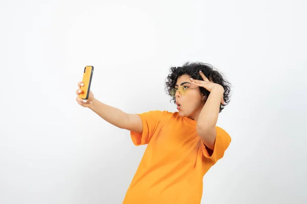 Brunette Curly Woman Yellow Shirt Taking Selfie Smartphone High Quality — Stock Photo, Image