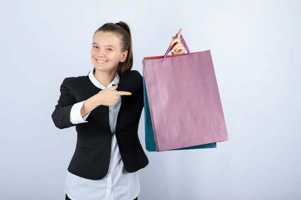 Image Une Jeune Femme Montrant Des Sacs Provisions Sur Fond — Photo