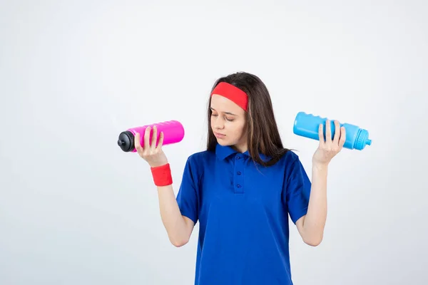 Foto Uma Jovem Menina Desportiva Segurando Garrafas Coloridas Água Foto — Fotografia de Stock