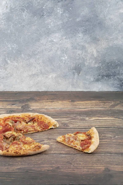 Gustosi Salumi Piccanti Pizza Formaggio Appoggiata Sul Tavolo Legno Foto — Foto Stock