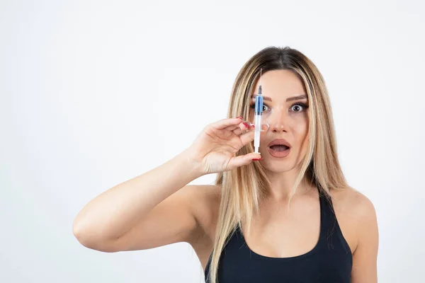 Photo Young Woman Crop Top Holding Syringe Injection High Quality — Stock Photo, Image