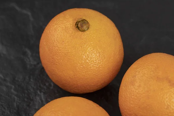 Tres Naranjas Frescas Saludables Aisladas Sobre Fondo Piedra Foto Alta — Foto de Stock