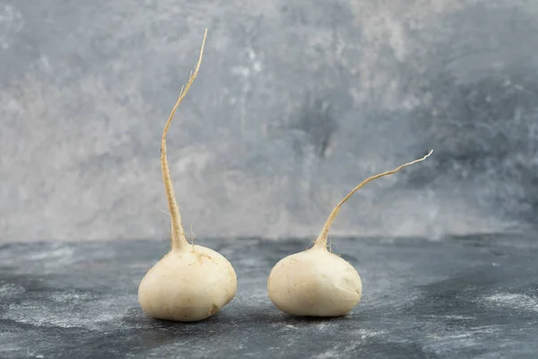 Radis Blancs Entiers Placés Sur Fond Marbre Photo Haute Qualité — Photo