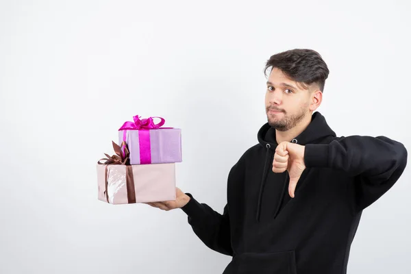 Attraktiver Mann Mit Zwei Geschenkschachteln Und Daumen Nach Unten Hochwertiges — Stockfoto