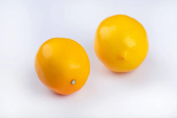 Limões Amarelos Inteiros Frescos Isolados Sobre Fundo Branco Foto Alta — Fotografia de Stock