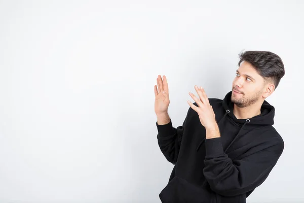 Portret Van Een Jonge Man Een Zwarte Trui Staande Kijkend — Stockfoto