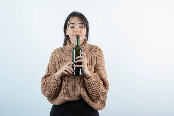 Portret Van Een Jonge Vrouw Die Een Fles Wijn Drinkt — Stockfoto
