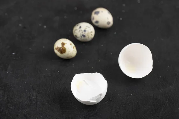 Huevos Frescos Codorniz Crudos Granja Cáscara Huevo Rota Sobre Fondo — Foto de Stock
