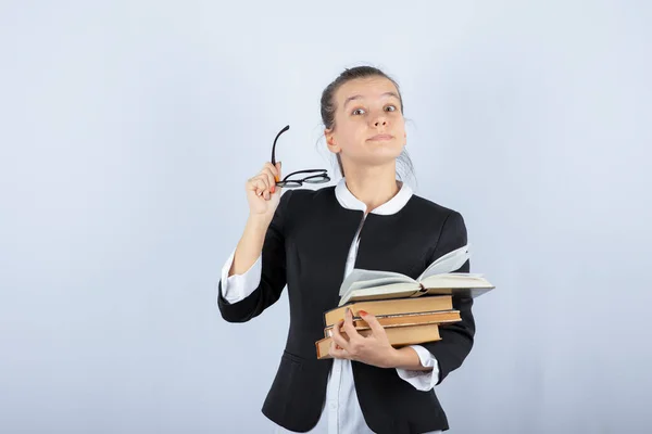 Retrato Estudante Usando Óculos Segurando Livros Sobre Fundo Branco Foto — Fotografia de Stock