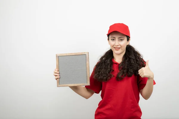 Retrato Mujer Sonriente Uniforme Rojo Con Marco Que Muestra Pulgar —  Fotos de Stock