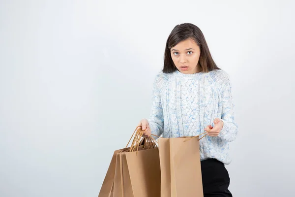 Foto Van Tienermeisje Trui Staand Papieren Tassen Vasthoudend Hoge Kwaliteit — Stockfoto