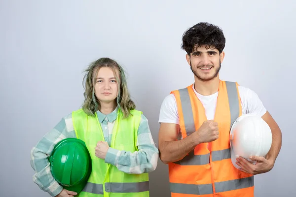 Par Unga Ingenjörer Uniform Stående Över Vit Vägg Högkvalitativt Foto — Stockfoto