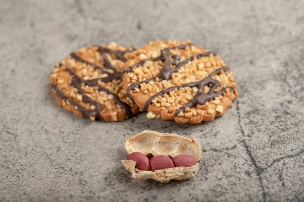 Taş yüzeyde organik fıstık çekirdekleri toplayan kadın eller. Yüksek kalite fotoğraf